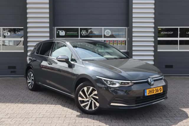 Volkswagen Golf (2023) thumbnail 5