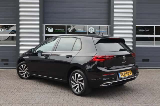 Volkswagen Golf (2022) thumbnail 2