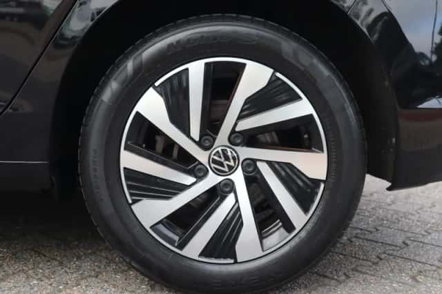 Volkswagen Golf (2022) thumbnail 4