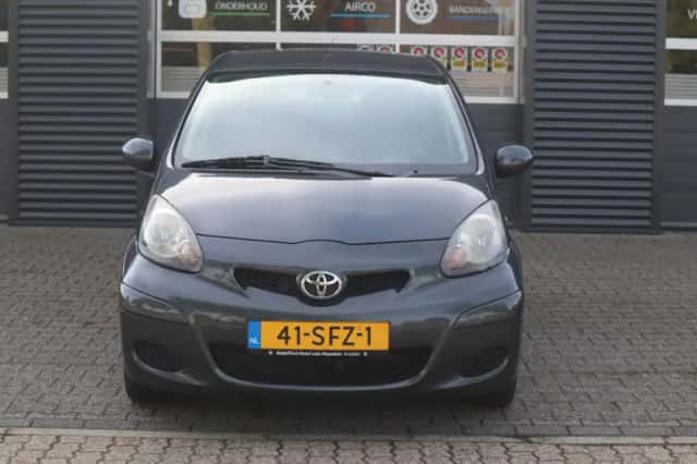 Toyota Aygo (2011) thumbnail 2