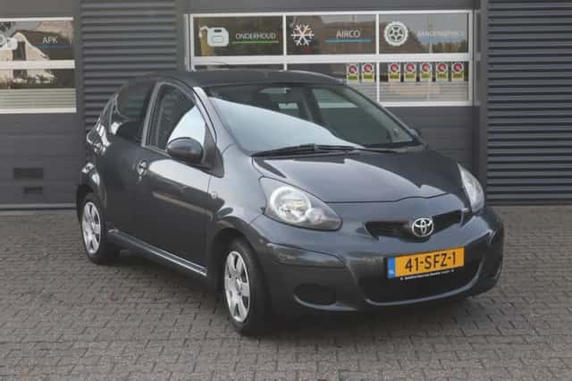 Toyota Aygo (2011) thumbnail 3