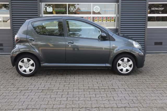 Toyota Aygo (2011) thumbnail 4