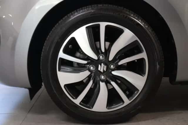 Suzuki Swift (2019) thumbnail 5
