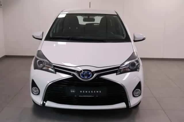 Toyota Yaris (2015) thumbnail 2
