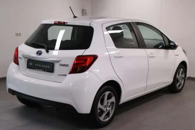Toyota Yaris (2015) thumbnail 3