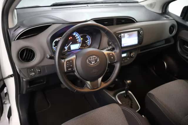 Toyota Yaris (2015) thumbnail 6