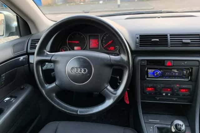 Audi A4 (2003) thumbnail 4