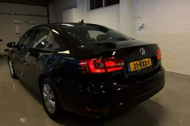 Volkswagen Jetta (2011) thumbnail 2