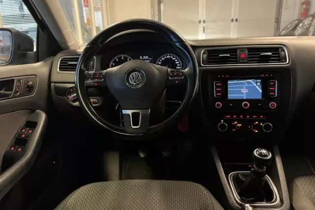 Volkswagen Jetta (2011) thumbnail 3