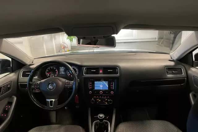 Volkswagen Jetta (2011) thumbnail 4
