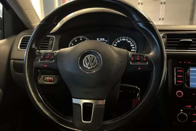 Volkswagen Jetta (2011) thumbnail 6