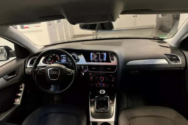Audi A4 (2011) thumbnail 3