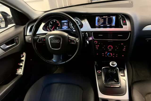 Audi A4 (2011) thumbnail 4