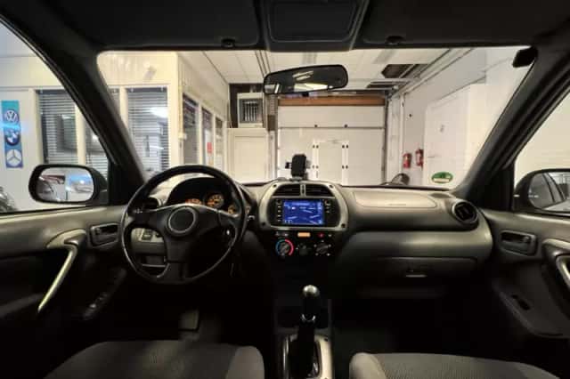 Toyota RAV4 (2003) thumbnail 3