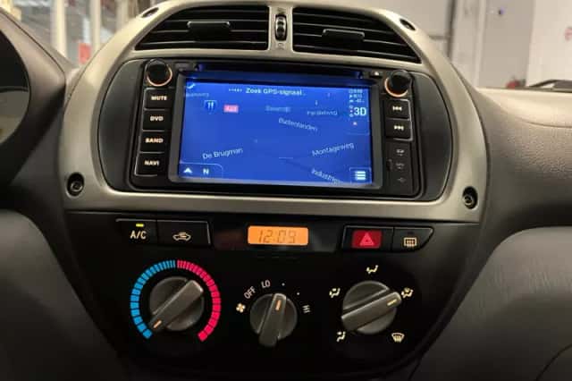 Toyota RAV4 (2003) thumbnail 5