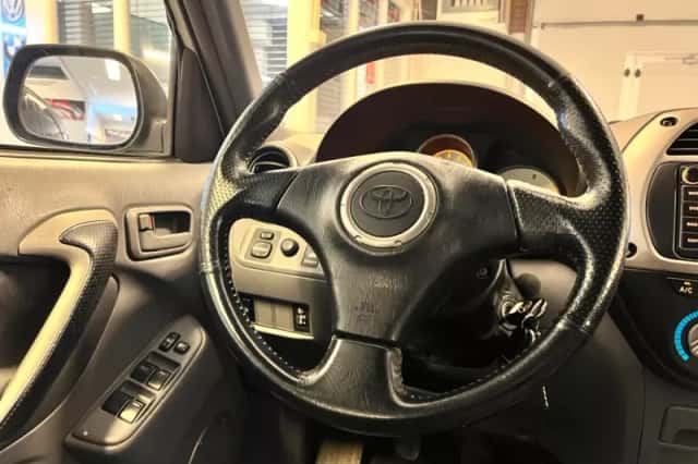 Toyota RAV4 (2003) thumbnail 6