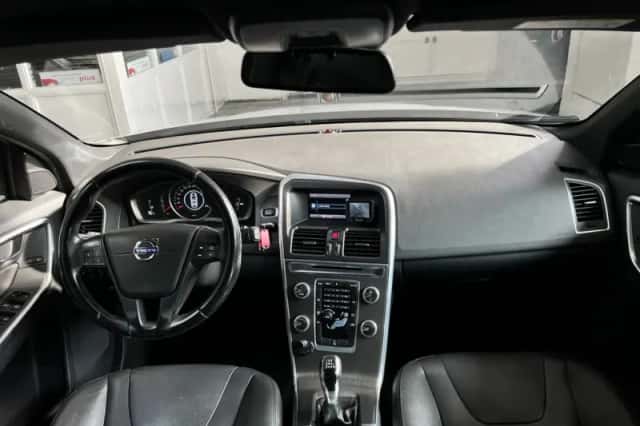 Volvo XC60 (2015) thumbnail 3