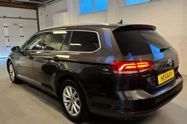 Volkswagen Passat (2015) thumbnail 2