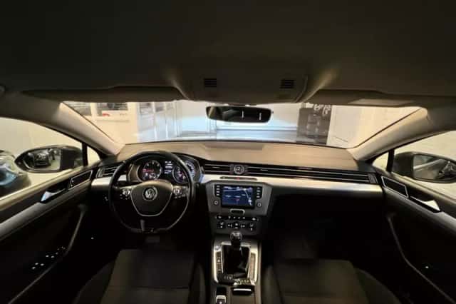 Volkswagen Passat (2015) thumbnail 3