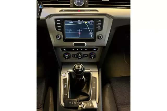 Volkswagen Passat (2015) thumbnail 5
