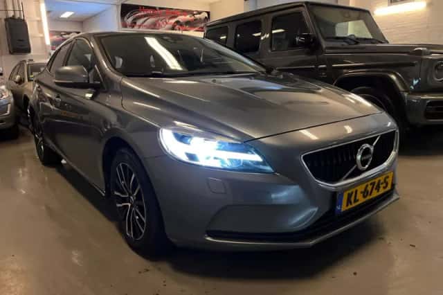 Volvo V40 (2016) thumbnail 1