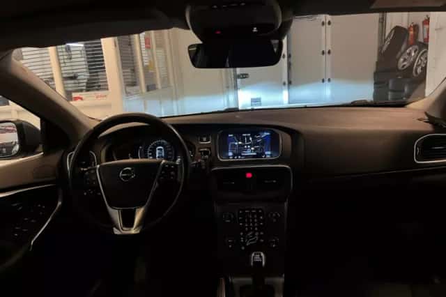 Volvo V40 (2016) thumbnail 3