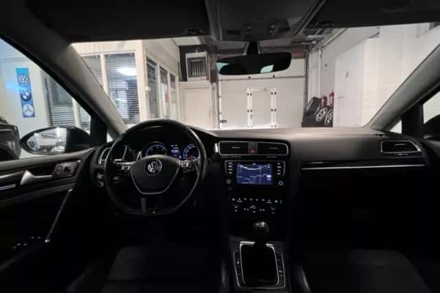 Volkswagen Golf (2017) thumbnail 3