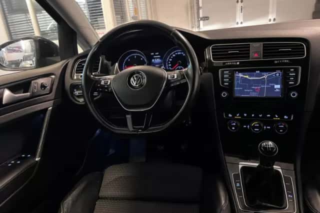 Volkswagen Golf (2017) thumbnail 4