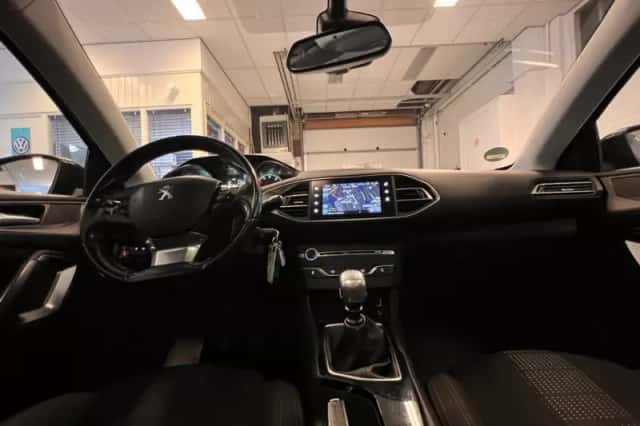 Peugeot 308 (2015) thumbnail 3