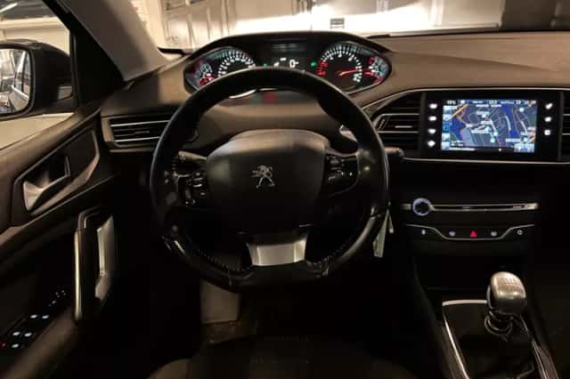 Peugeot 308 (2015) thumbnail 4