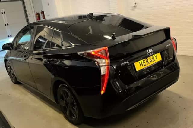 Toyota Prius (2016) thumbnail 2