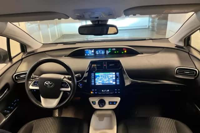 Toyota Prius (2016) thumbnail 3