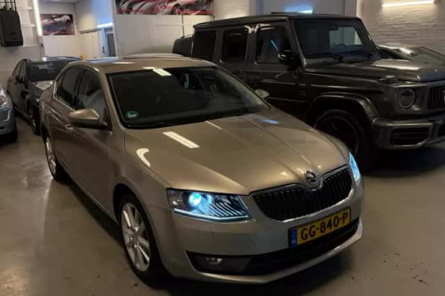Škoda Octavia (2015) thumbnail 1