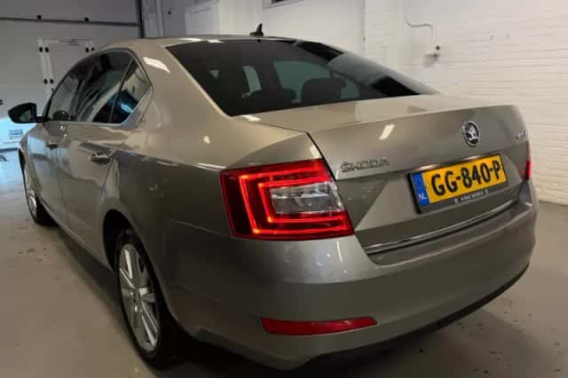 Škoda Octavia (2015) thumbnail 2