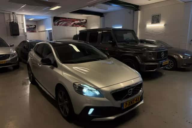 Volvo V40 Cross Country (2014) thumbnail 1