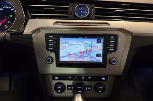 Volkswagen Passat (2015) thumbnail 5