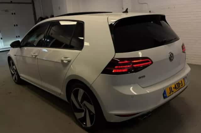 Volkswagen Golf (2014) thumbnail 2