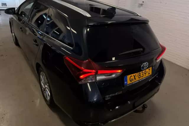 Toyota Auris (2015) thumbnail 2
