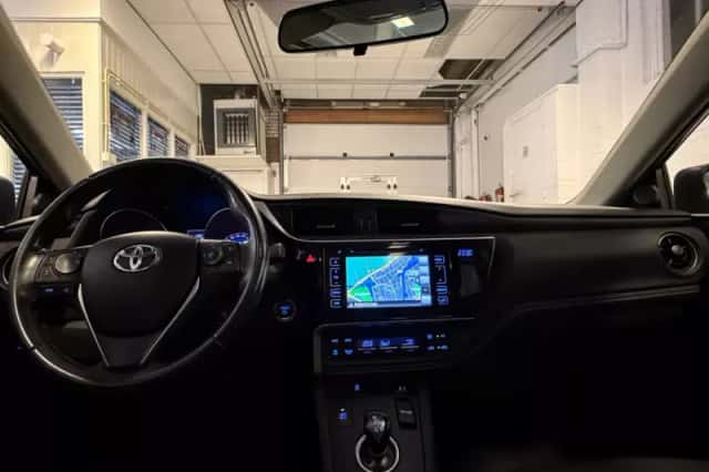 Toyota Auris (2015) thumbnail 3