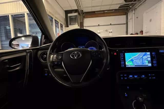 Toyota Auris (2015) thumbnail 4