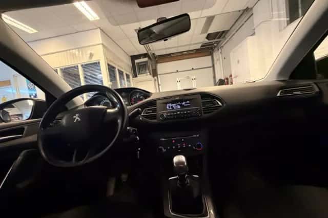 Peugeot 308 (2014) thumbnail 3