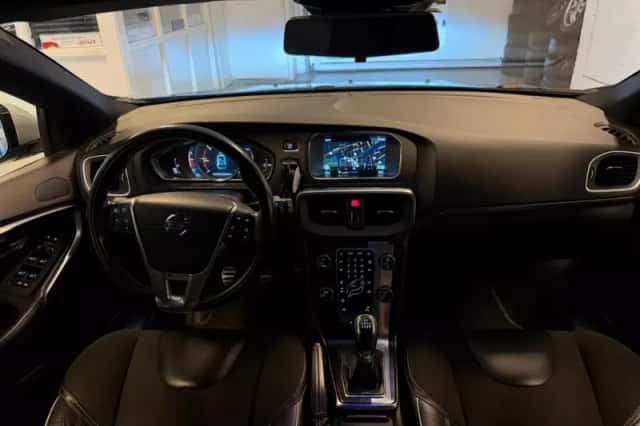Volvo V40 (2014) thumbnail 3