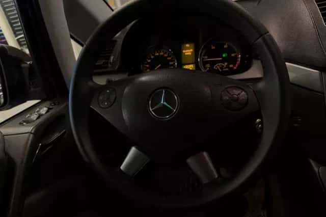 Mercedes-Benz Viano (2011) thumbnail 5
