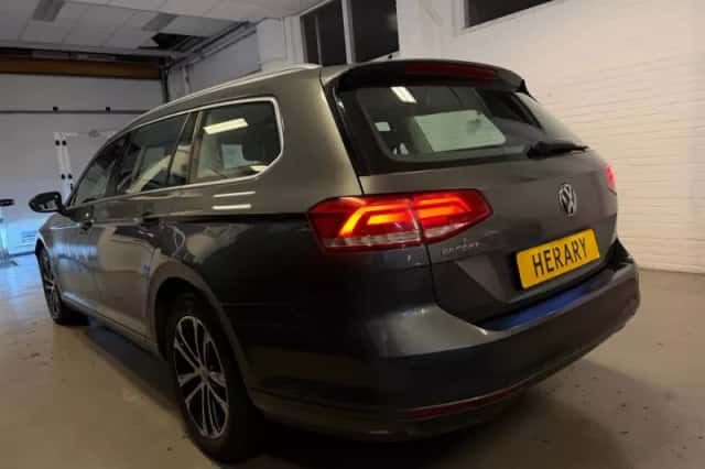 Volkswagen Passat (2016) thumbnail 2