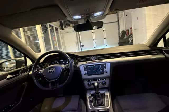 Volkswagen Passat (2016) thumbnail 3