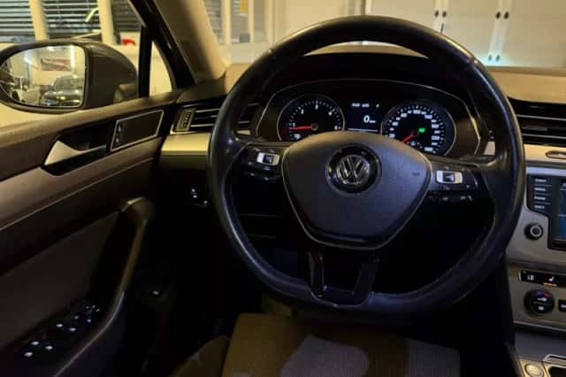 Volkswagen Passat (2016) thumbnail 5