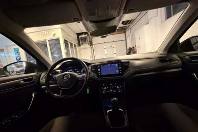 Volkswagen T-Roc (2019) thumbnail 3