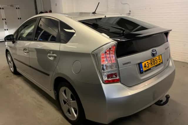 Toyota Prius (2011) thumbnail 2