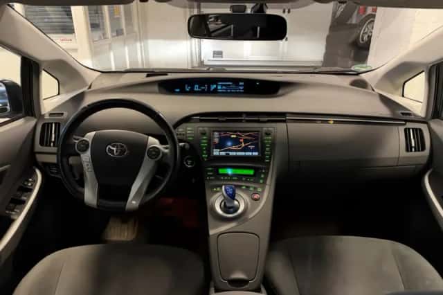 Toyota Prius (2011) thumbnail 3