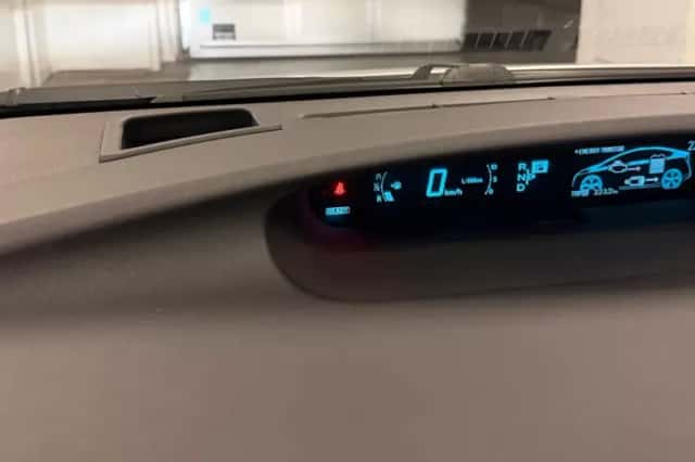 Toyota Prius (2011) thumbnail 6